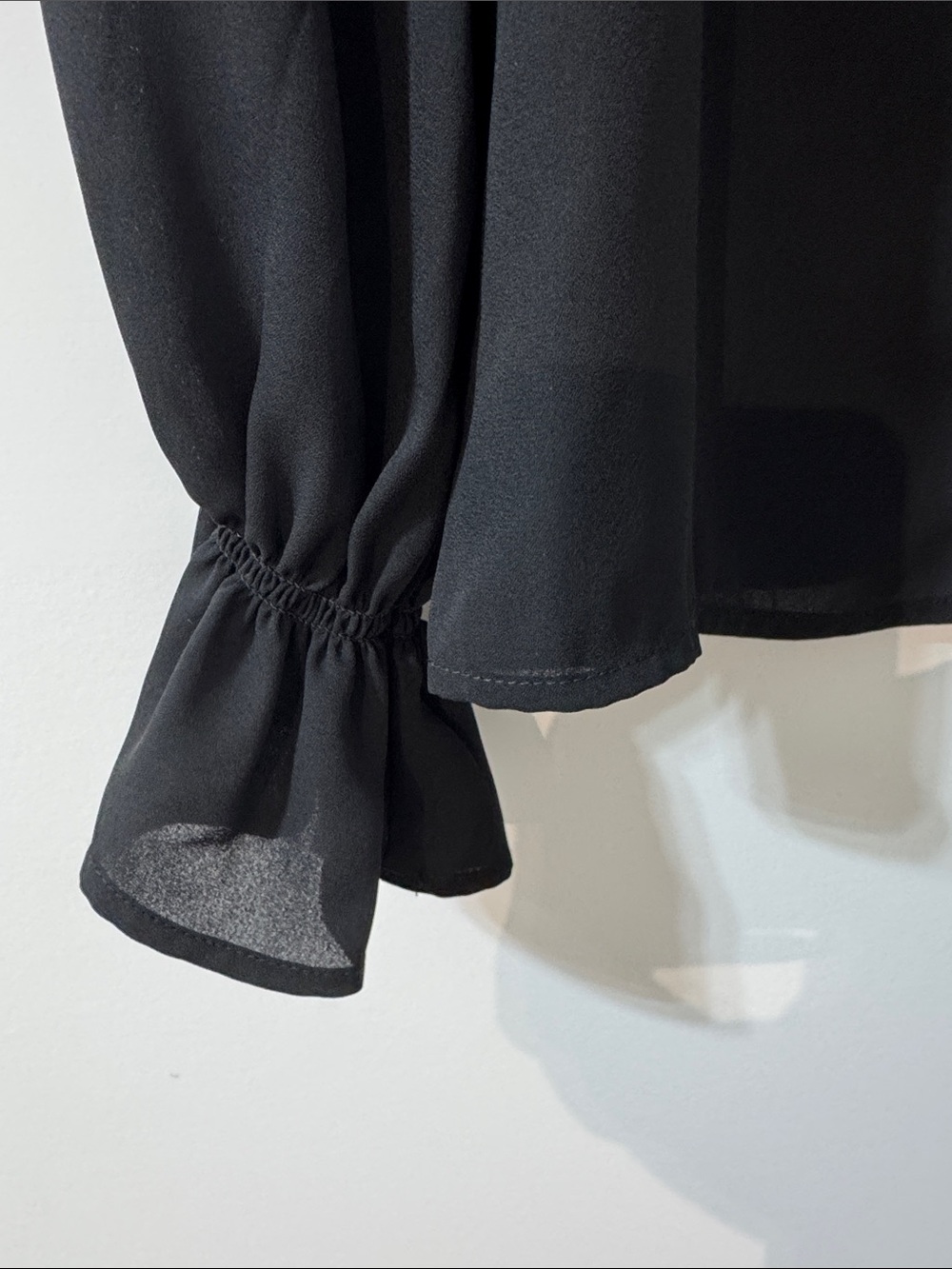 CeCe Contrast Trim Ruffle w/ Tie-Neck Blouse in Black and White Trim Size S - Picture 8 of 9